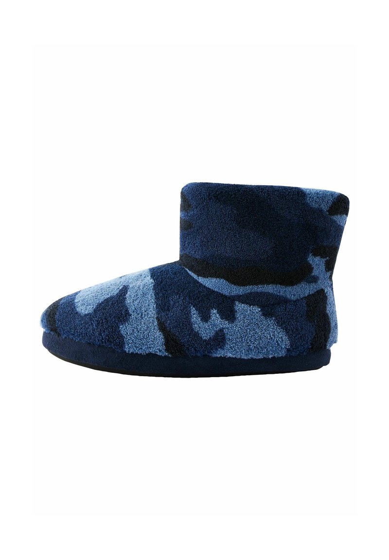 Blå camouflage fleece hjemmesko med design der går højt op over anklen, blød tekstur, rund tå og sort skridsikker sål.