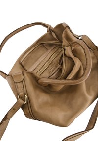 Helle Lederhandtasche mit weicher Textur, ausgestattet mit einer Reißverschluss-Innentasche und einem verstellbaren Schultergurt. Das Innere bietet mehrere Fächer.