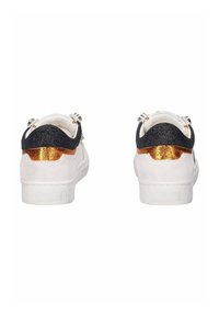 Sneakers bianchi con dettagli neri e dorati metallici, sovrapposizione testurizzata sul tallone, design bicolore e collo imbottito per il supporto.