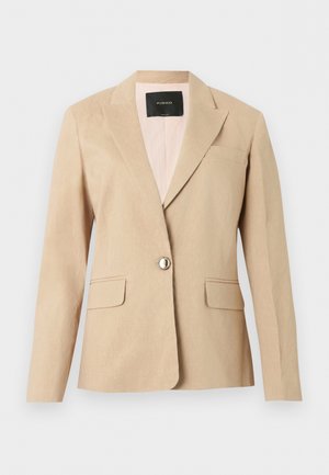 Μπεζ σακάκι με ένα κουμπί, πέτο με εγκοπές, εμπρόσθιες τσέπες με καπάκι και μαύρη εσωτερική ετικέτα σε απλό λευκό φόντο.