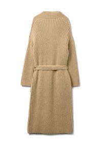 Beige gebreide badjas met een geribbelde structuur, lange mouwen en een riem in de taille. Heeft een sjawlcol en een knielange ontwer.
