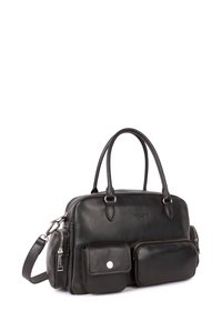 Borsa a mano in pelle nera con doppio manico, scomparti con zip e tasche frontali. Presenta una superficie liscia e dettagli in metallo argentato.