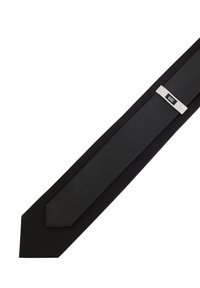 Juodas kaklaraištis, pagamintas iš tekstūruoto audinio, pasižymintis siauru dizainu ir smailiu galu, pritvirtintas sidabriniu segtuku su paprastu logotipu.