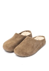 Bruine suède slippers met een zachte, pluizige binnenkant, instapontwerp, ronde neus en een textuur oppervlak, geschikt voor binnenshuis gebruik.