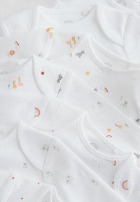 Bodysuits pour bébés blancs ornés de divers motifs colorés d'animaux et de la nature, y compris des arcs-en-ciel et du soleil, avec une texture douce et des coutures délicates.
