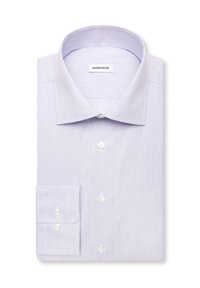 Chemise habillée à manches longues à fines rayures bleu clair et blanc, col italien et poignets boutonnés, soigneusement pliée avec étiquette de marque visible à l'intérieur du col.