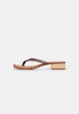 Brun læder remsandale med flettet kantdetalje og lav blokhæl i naturlig flettet tekstur på hvid baggrund.