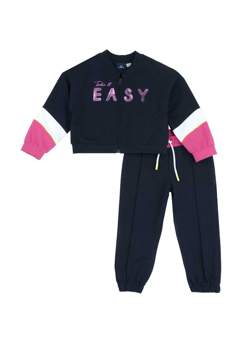 Marinblå zip-jacka med rosa, vita och gula detaljer, med texten "Ta det lungt" i glittrande. Matchad med marinblå byxor med elastisk midja.