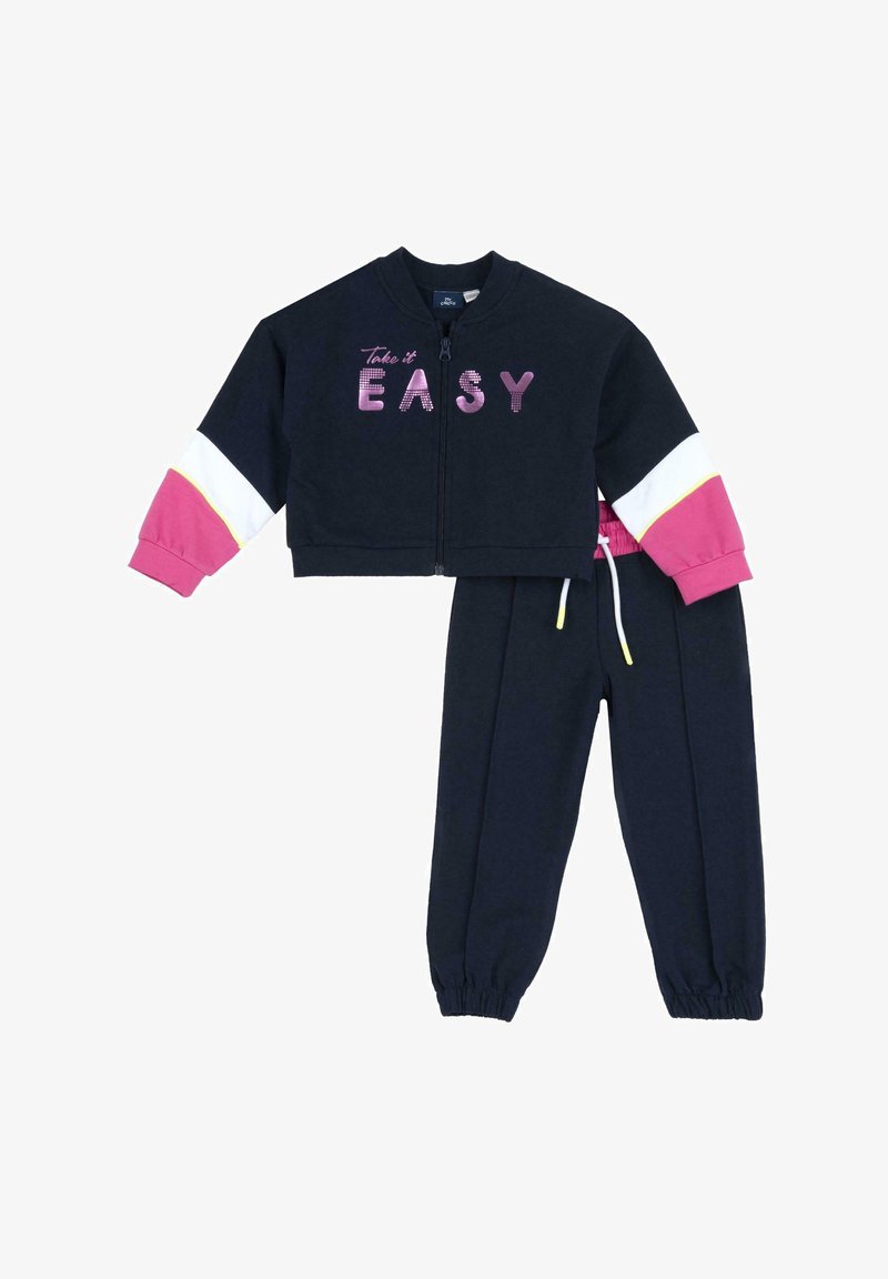 Marinblå zip-jacka med rosa, vita och gula detaljer, med texten "Ta det lungt" i glittrande. Matchad med marinblå byxor med elastisk midja.