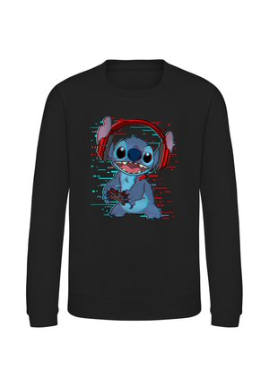 Sort langærmet sweatshirt med en blå tegneseriefigur iført rødt headset og holdende en videospilcontroller.