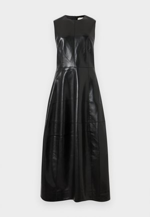 Czarna sukienka midi bez rękawów z imitacji skóry, z okrągłym dekoltem, dopasowanym gorsetem, przeszyciami i rozkloszowanym dołem.