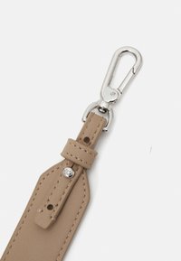 Calvin Klein MUST SHOULDER BAG - Ručna torba - chanterelle