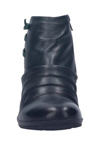 Černá kožená kotníková bota se skládáním textury, bočním zipem a zelenými šněrovadly na patě. Okráhlý špička a flexibilní podešev.