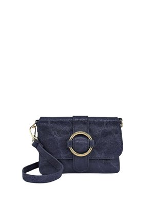 Petit sac bandoulière bleu foncé texturé avec une boucle circulaire dorée et une bandoulière amovible sur fond blanc.