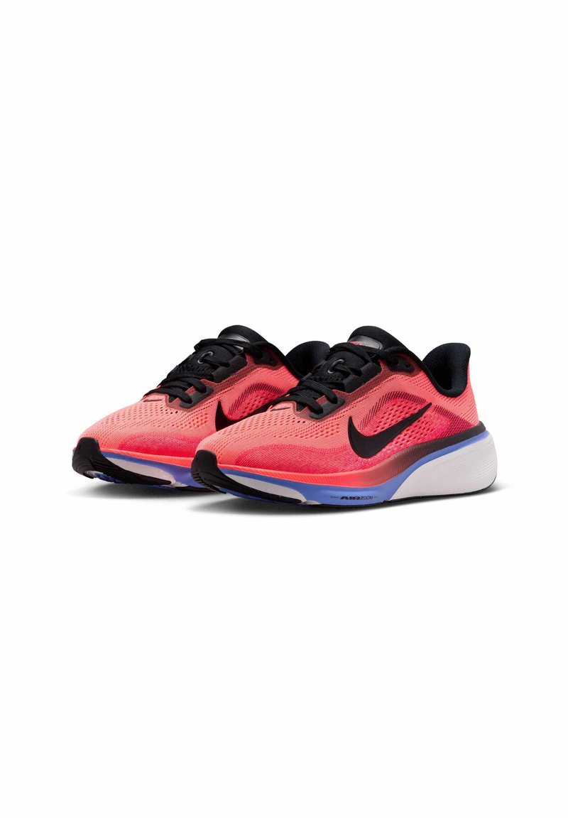 Par de zapatillas de running Nike rojas y negras con suelas blancas y azules, cordones negros y logotipos Nike swoosh en los laterales.