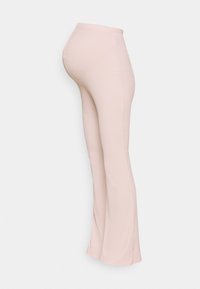 Pantalones de maternidade de cor rosa claro, com um design ligeiramente alargado e uma cintura alta para suporte. Textura suave, sem fechos ou adornos visíveis.