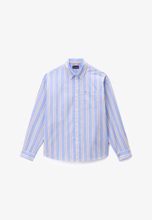 Koszula na długi rękaw z guzikami, z pionowymi paskami w kolorach niebieskim, białym i beżowym oraz kieszenią na piersi, przedstawiona na białym tle.