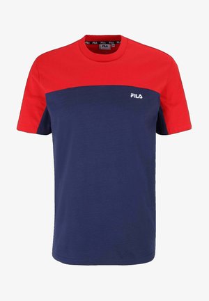 Czerwona i granatowa koszulka z krótkim rękawem wykonana z bawełny. Posiada logo FILA w białym kolorze na piersi oraz okrągły dekolt w kontrastowych kolorach.