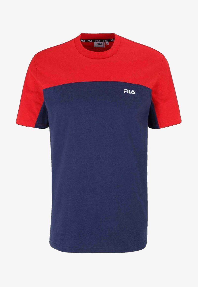 Červené a námořnické modré tričko s krátkým rukávem vyrobené z bavlny. Na hrudi má bílé logo FILA a kolo výstřih v kontrastních barvách.