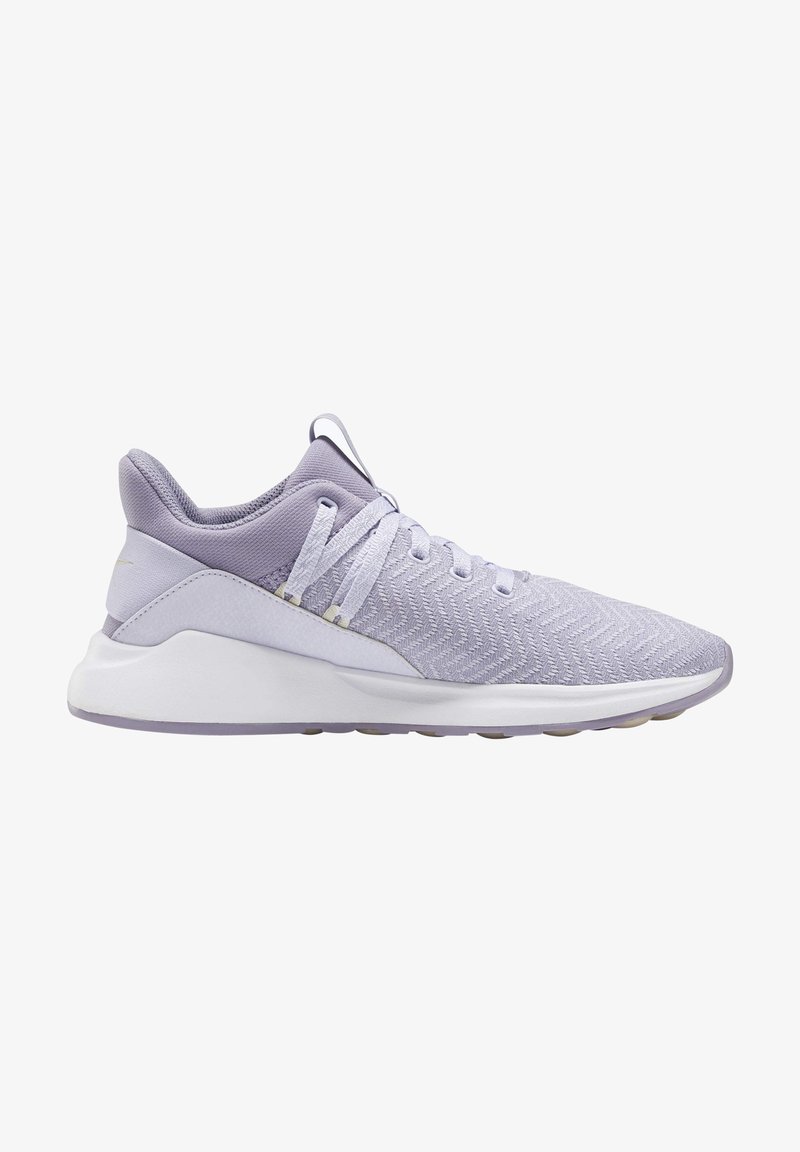 Chaussure de sport violet clair avec une tige texturée et des panneaux en mesh. Dispose d'un design profilé, d'une semelle amortie et de lacets plats.