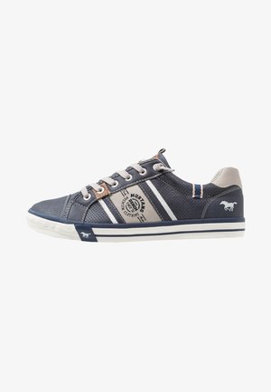 Sneaker casual blu navy in pelle e mesh, con strisce bianche, dettagli marroni e suola testurizzata con dettaglio logo.
