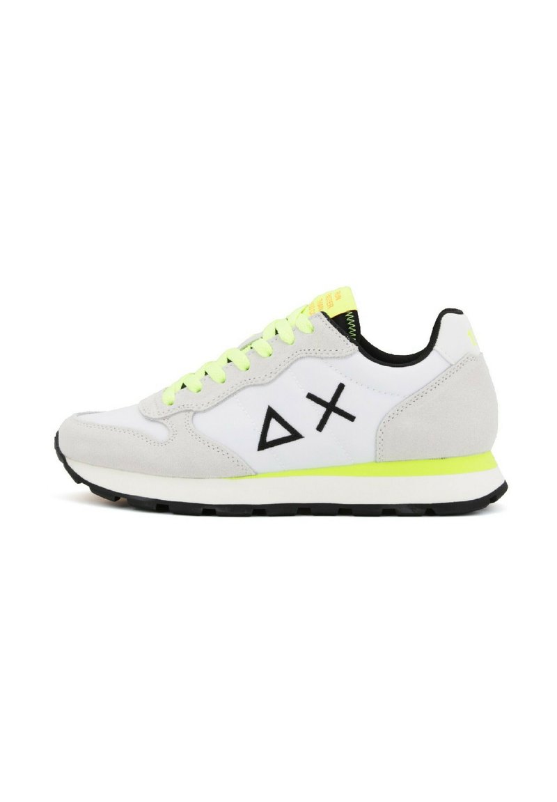 Baskets avec une tige en cuir blanc, des accents en suède gris et des lacets jaune fluo. Présente un logo noir et une semelle noire texturée.