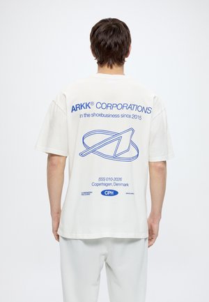 ARKK Copenhagen BOXY TEE UNISEX - Μπλουζάκι με στάμπα - off-white