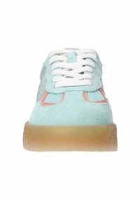 Baskets en suede bleu clair avec lacets blancs, accents roses, semelle en caoutchouc et panneaux en mesh sur les côtés, présentant un design à bout arrondi.