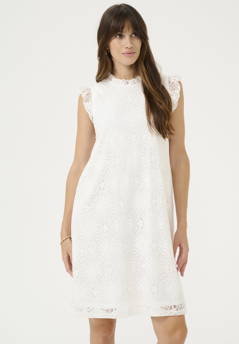 Rochie albă din dantelă cu decolteu rotund, accente bufante la umeri, model floral și o siluetă evazată. Potrivită pentru ocazii casual.