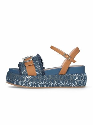 Sandalia de plataforma azul con tiras de cuero marrón claro, hebilla plateada y suela blanca decorativa con patrón.