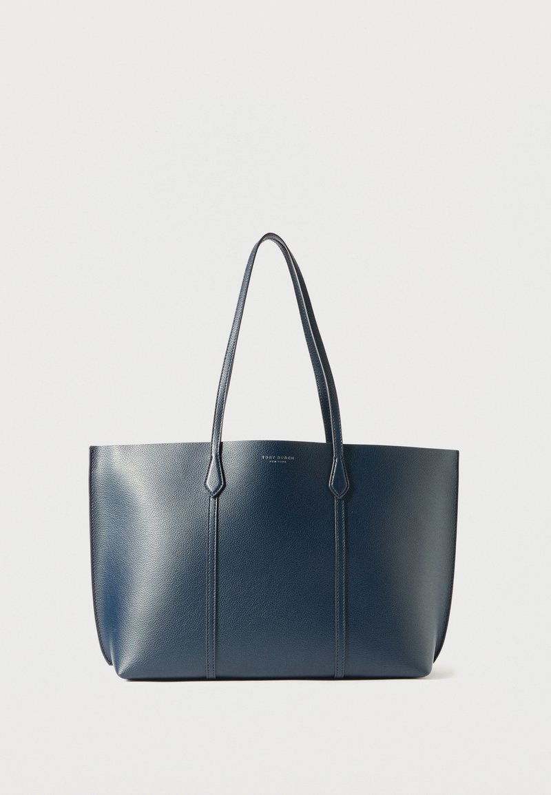 Bolsa tote em pele azul-marinho com duas alças, forma retangular, superfície texturizada e costura visível. Design minimalista com detalhe de marca.