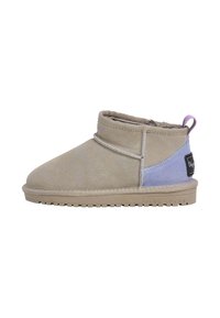 Beige un lilac zamšādas potītes zābaki ar noapaļotu purngalu, šuvju detaļām un strukturētu gumijas zoli. Iekļauts neliels aizmugures cilpiņa.