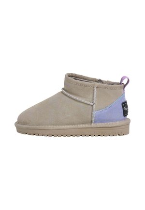 Bottines en suède beige et lilas avec un bout rond, des détails brodés et une semelle en caoutchouc texturée. Dotées d'une petite languette à l'arrière.