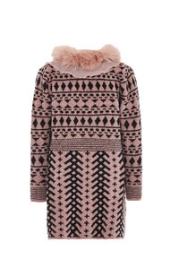 Stickad kappa med en rosa bas och svarta geometriska mönster samt en krage av syntetisk päls. Designen inkluderar strukturerade ytor och varierande stickmönster.