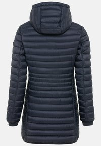 Marineblauwe pufferjas met horizontale quiltstiksels, een aansluitende capuchon en ribgebreide manchetten. Glad, glanzend textuur met een middellange ontwerp.