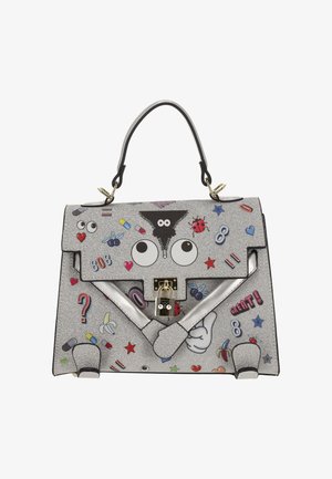 Geantă de mână cu sclipici argintiu, cu o formă structurată, având pete colorate și jucăușe și o închidere cu clapetă aurie. Accente negre pe mâner.