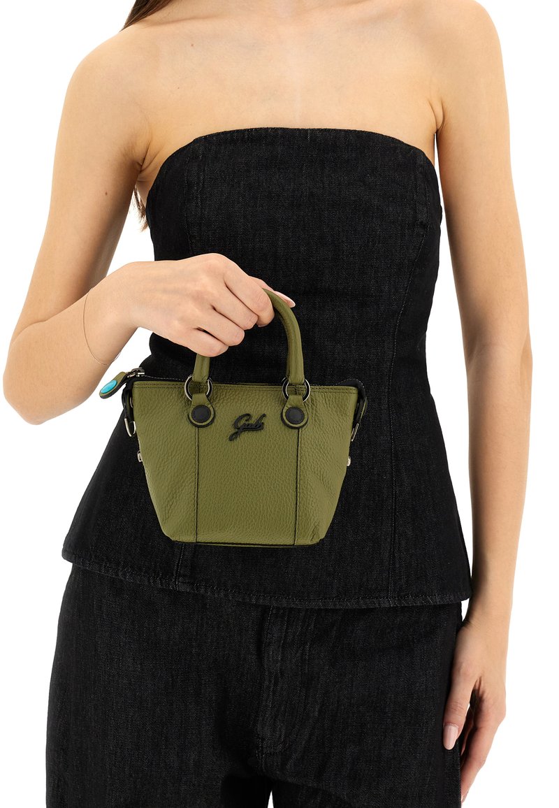 Borsa a tracolla in pelle verde con superficie testurizzata, manici superiori doppi, dettagli in hardware nero e logo sulla parte anteriore.