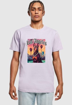 Light purple cotton t-shirt featuring a graphic of a Doberman with a chain collar, "Los Angeles" text, and a sunset background with palm trees.