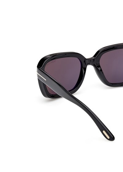 Schwarze Sonnenbrille mit glänzender Oberfläche, geometrischem Gestell, dunkeltönenden Gläsern und einem silbernen Akzentstreifen an den Bügeln.