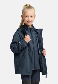 Giacca impermeabile blu navy con chiusura a zip, polsini elasticizzati e cappuccio. Presenta un ulteriore rivestimento in pile e multiple tasche.