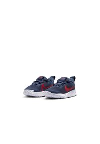 Zapatillas deportivas azules con un upper texturizado, acentos rojos, suela blanca y un sistema de cierre con cordones. Presenta un cuello acolchado para mayor comodidad.