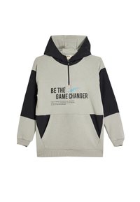 Sudadera con capucha en gris con detalles en negro, que incluye medio zip, bolsillo tipo canguro y serigrafía, fabricada en una mezcla de algodón.