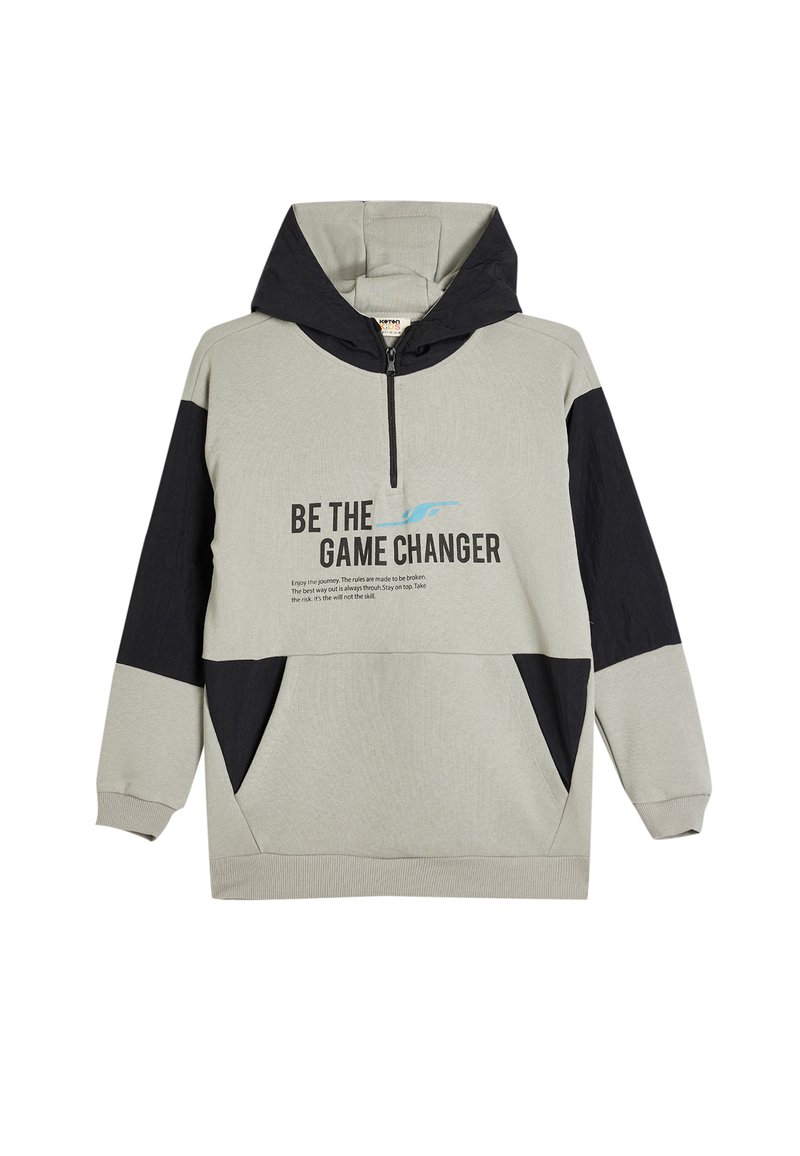 Sudadera con capucha en gris con detalles en negro, que incluye medio zip, bolsillo tipo canguro y serigrafía, fabricada en una mezcla de algodón.