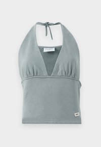 Halter pol top v umirjeni sivi barvi, narejen iz mehkega materiala, z nabranim dekoltejem, mrežnimi detajli in majhno oznako na robu.