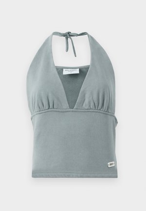 Halter krčný crop top v tlmených šedých farbách, vyrobený z mäkkej tkaniny, s naškrobeným dekoltom, sieťkovými detailami a malou logo nášivkou na leme.