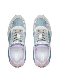 Sneakers in denim blu con accenti grigi e bianchi, dotati di linguetta imbottita, linguette rosa sul tallone e suole testurizzate. Lacci di colore grigio chiaro.