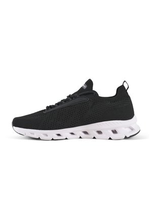 Baskets de sport noires avec une tige en mesh et une semelle intermédiaire blanche. Les caractéristiques incluent un motif texturé, un design à lacets et une languette au talon.