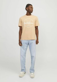 Jack & Jones RUNDHALS - T-shirt con stampa - apricot ice