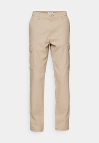 Beige cargobroek van stevig materiaal, met meerdere zijzakken, een klassieke pasvorm en rechte benen met eenvoudige stiksels.
