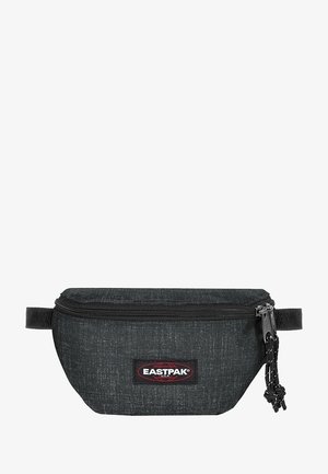 Marsupio nero in tessuto con finitura testurizzata, dotato di chiusura con zip e tracolla in nylon. Distintivo patch del logo sul davanti.